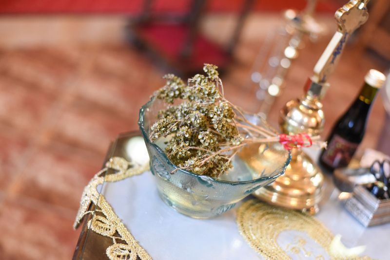 Busuioc și apă sfințită într-un bol