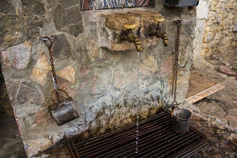 Izvor, apă sfințită