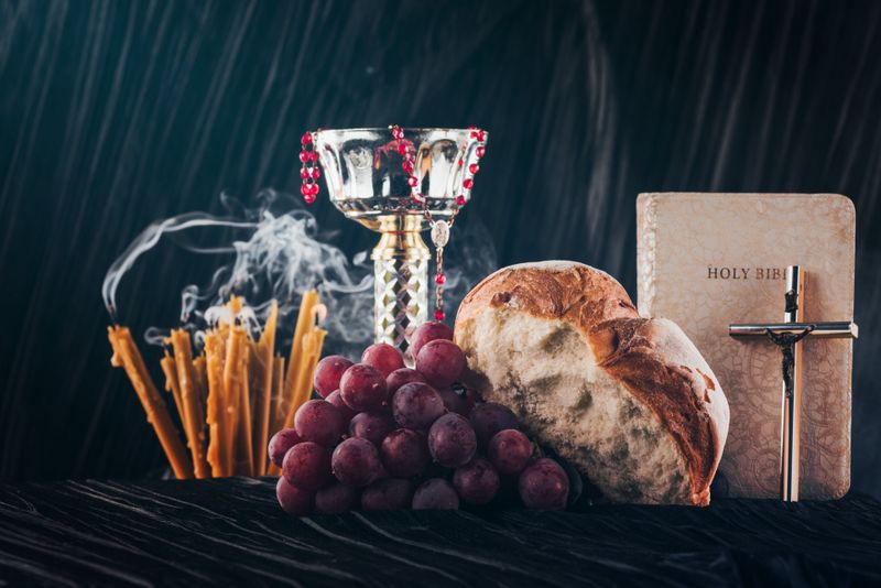 Lumânări, pâine și Biblia