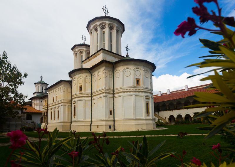 Biserica Sfinții Împărați Constantin și Elena, Mănăstirea Horezu