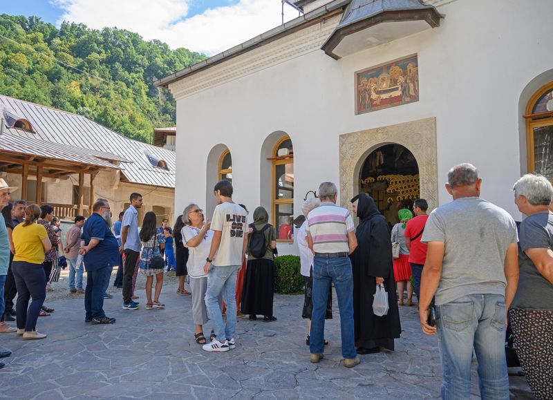 Credincioși în fața bisericii