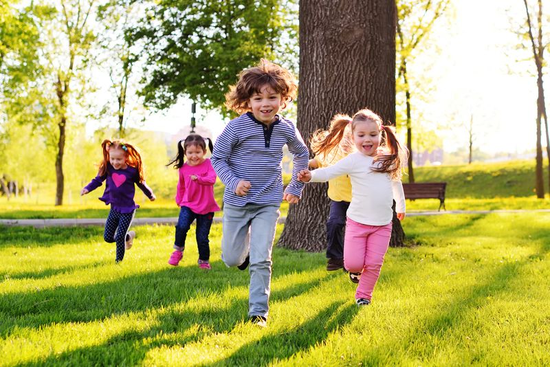 Grup de copii, în parc
