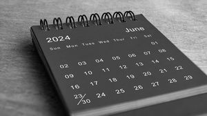 calendar negru pe masa