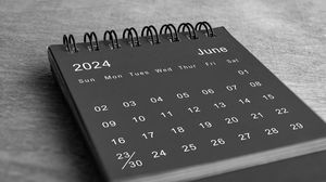 calendar negru pe masa