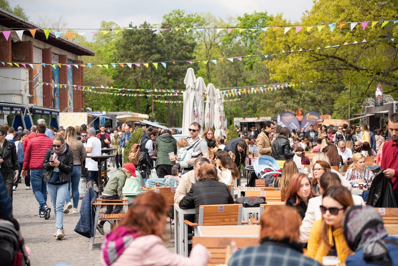 oameni la terasa, vara, beraria h