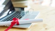 diploma cu funda, laptop, absolvire