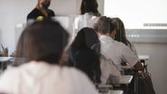 elevi cu spatele, sala de examen