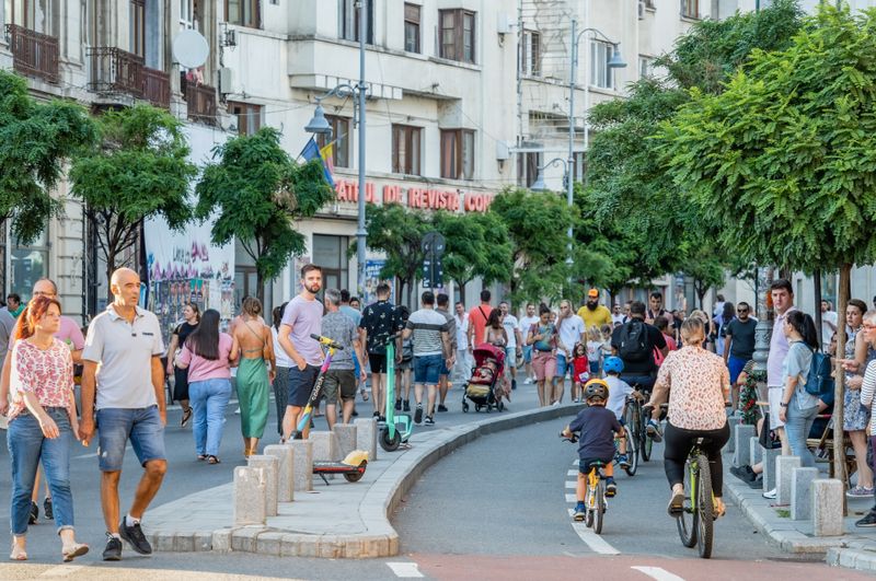 Oameni pe Calea Victoriei zi, vara, promenada, oameni la plimbare