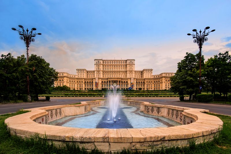 casa poporului, fantana piata unirii, vara