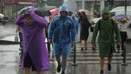 ploaie, vara, bucuresti, oameni cu pelerine de ploaie