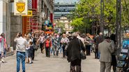 piata unirii, bucuresti, oameni pe strada, vara
