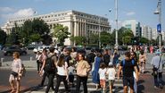 trecere de pietoni, oameni pe strada, vara, bucuresti