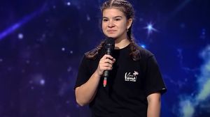 Carla Munteanu pe scenă la Românii au Talent