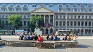universitate, oameni pe strada, fatada facultate