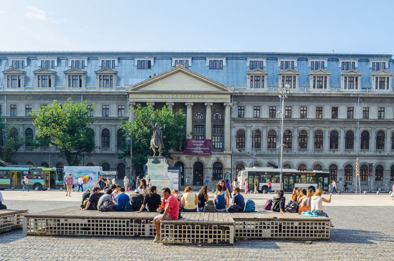 universitate, oameni pe strada, fatada facultate