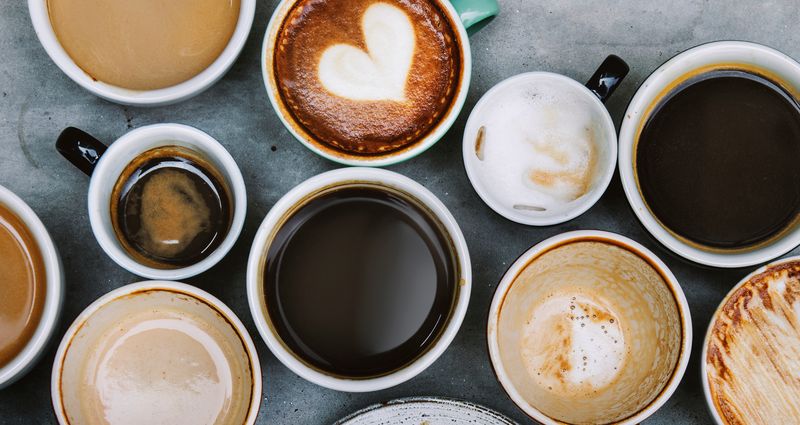 cafea neagra, cafea cu lapte, cesti cu cafea