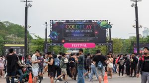 panou concert codplay, oameni la punctele de acces