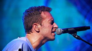 chris martin, scena, microfon, concert coldplay