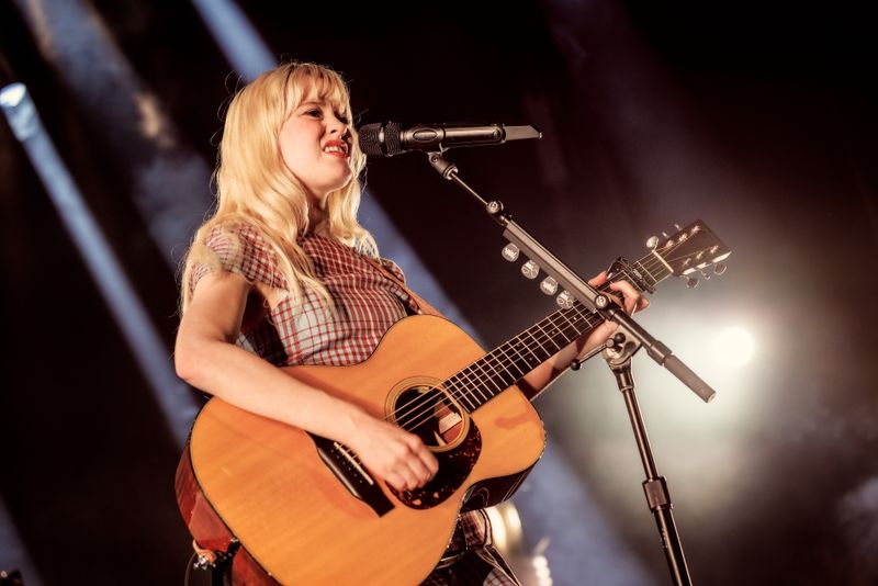 Maisie Peters, artista, scena, chitara