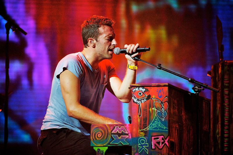 chris martin, scena, microfon, concert coldplay