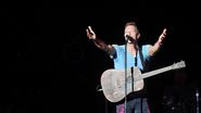 chris martin, scena, chitara, concert coldplay