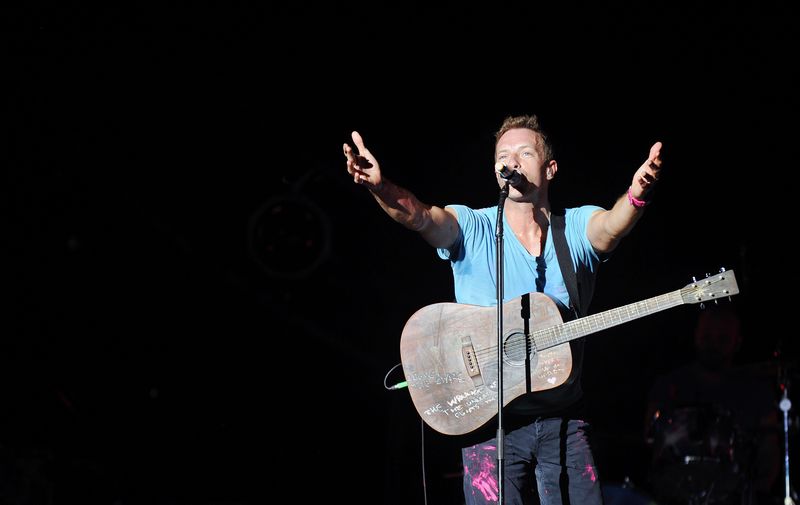 chris martin, scena, chitara, concert coldplay