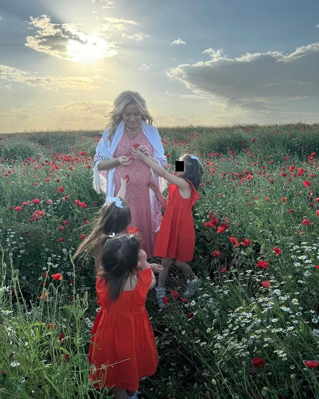 Laura Cosoi și fiicele sale 