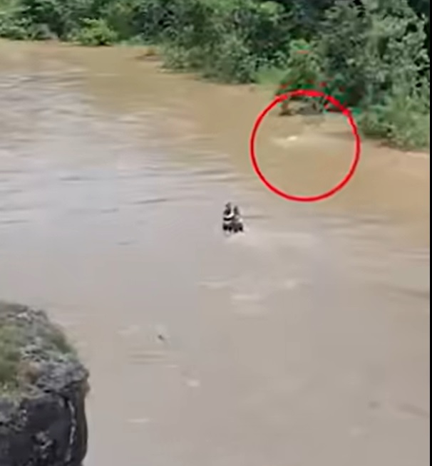 Momentul &icirc;n care cei trei tineri sunt luați de viitură