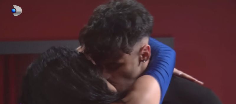 Antoni și Rebecca s-au sărutat