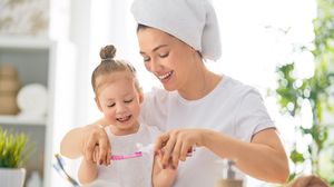 5 trucuri pentru a-i convinge pe cei mici să se spele pe dinți