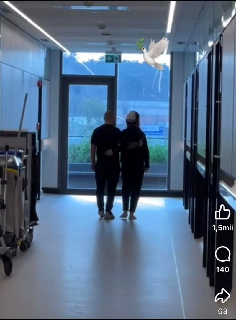 Anca Molnar și soțul ei, Claudiu, pe holul spitalului Anca și Claudiu Molnar în spital