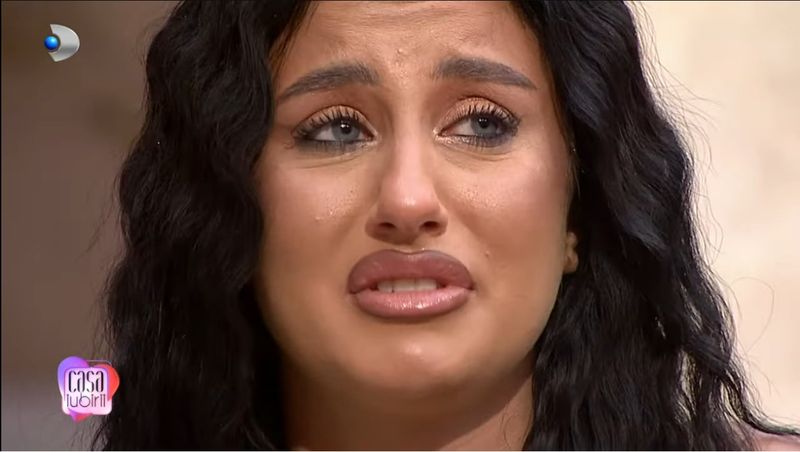 Rebecca, în lacrimi 