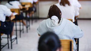 elevi in banci cu spatele, examen