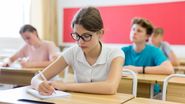 elevi in banci cu fata, examen
