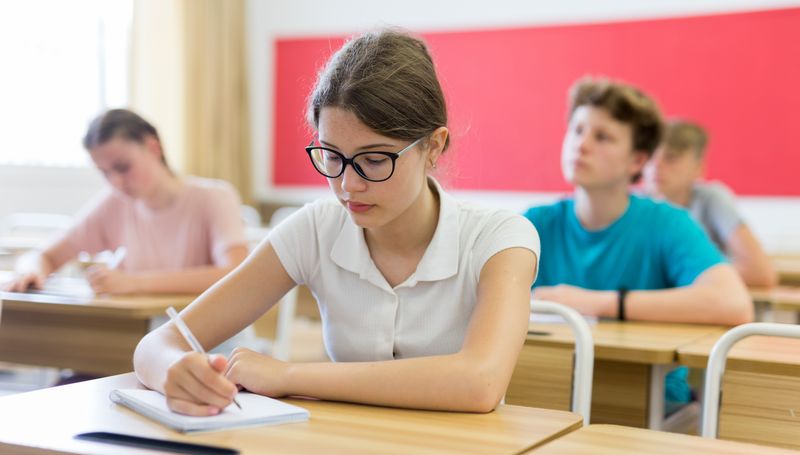 elevi in banci cu fata, examen