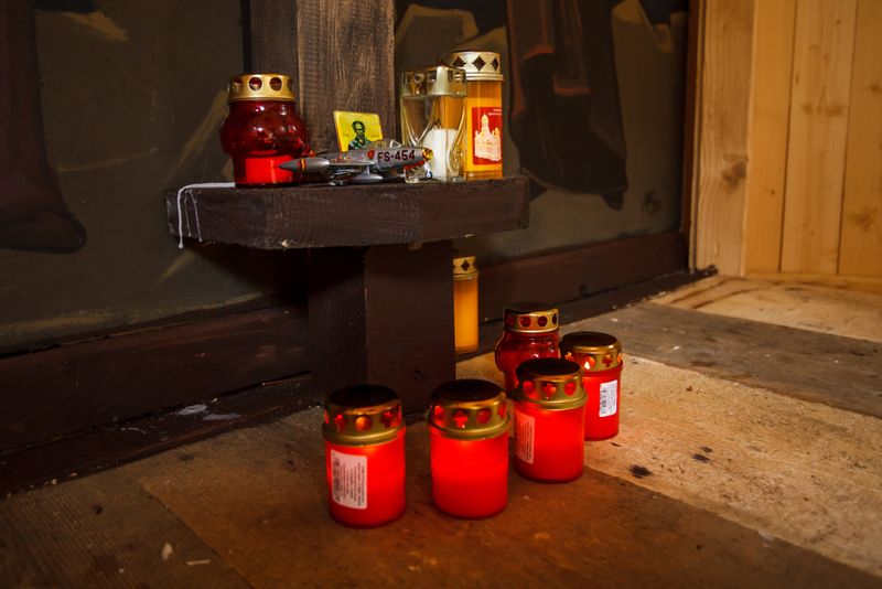 candele aprinse, lumanari, icoana, lumanarar