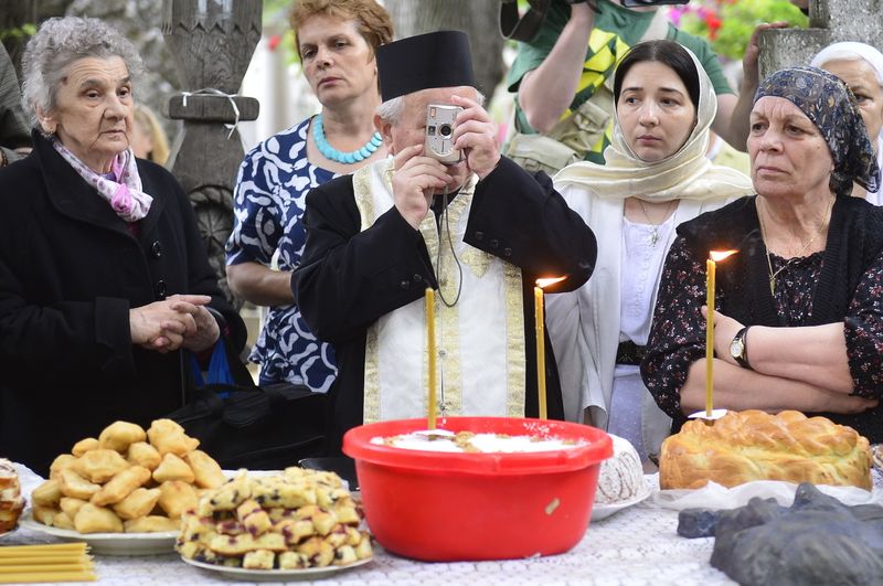 preot care face o poza, coliva, parastas