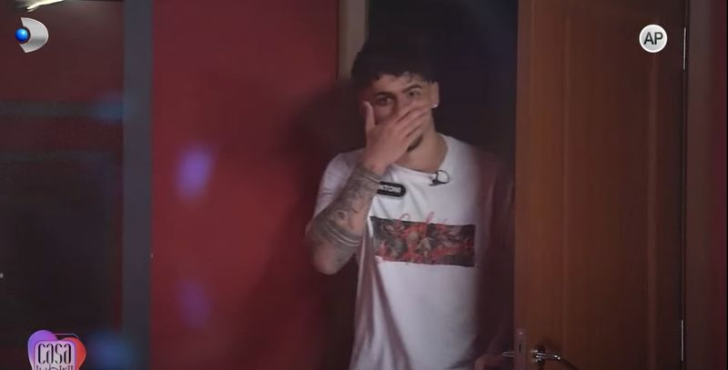Antoni, în camera roșie