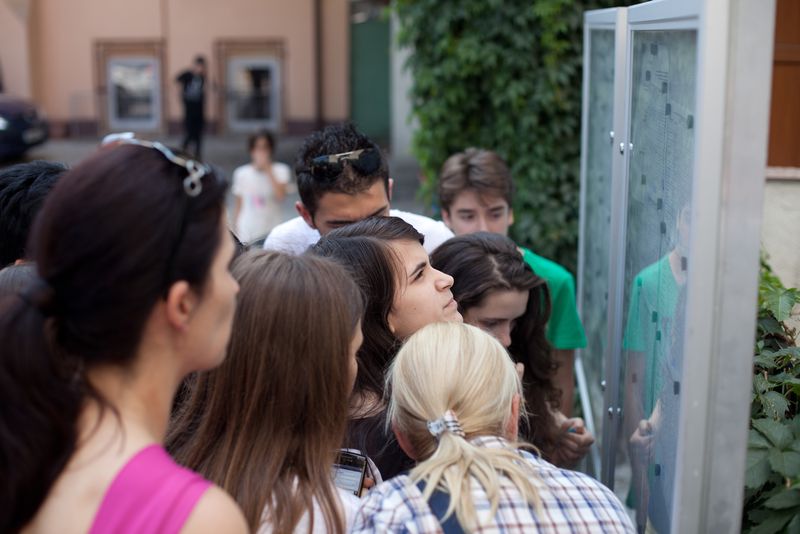 elevi si profesori privesc tabelul cu rezultate