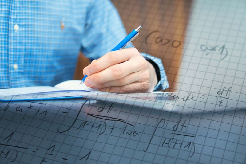 Exerciții la matematică mana care scrie exerciții la matematica