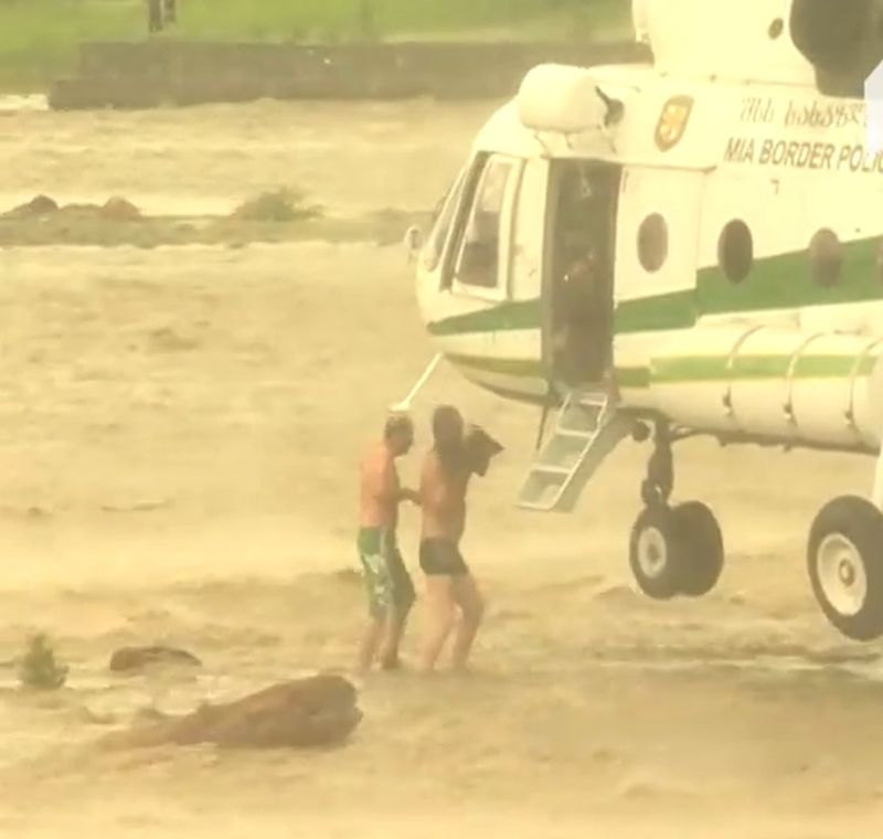 Doi tineri din Georgia, salvați de elicopter