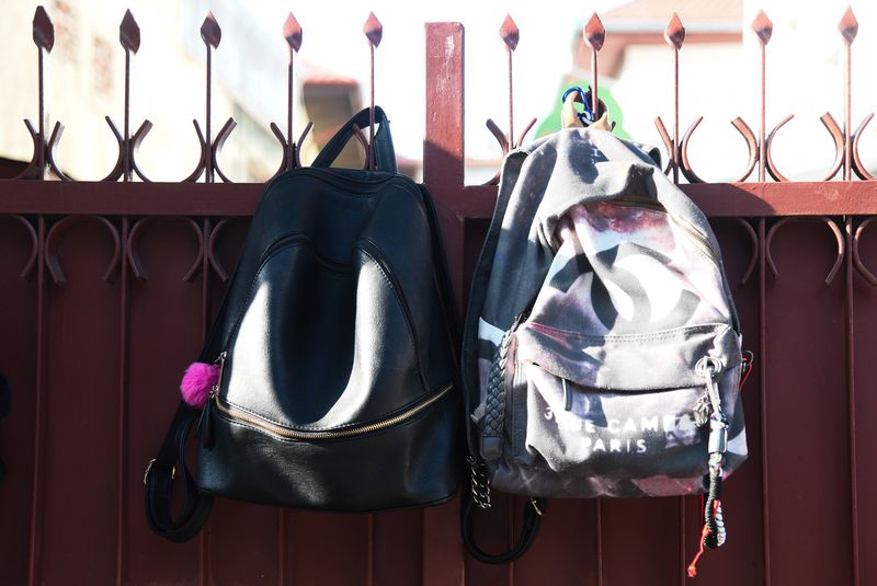 Ghiozdane agățate în gard ghiozdane în gard