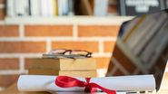 carti, ochelari, diploma
