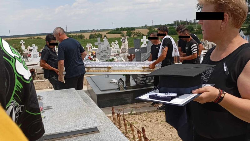 Alexandra, t&acirc;năra ucisă de iubitul său, a fost condusă pe ultimul drum