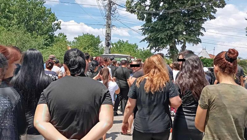 Alexandra, t&acirc;năra ucisă de iubitul său, a fost condusă pe ultimul drum