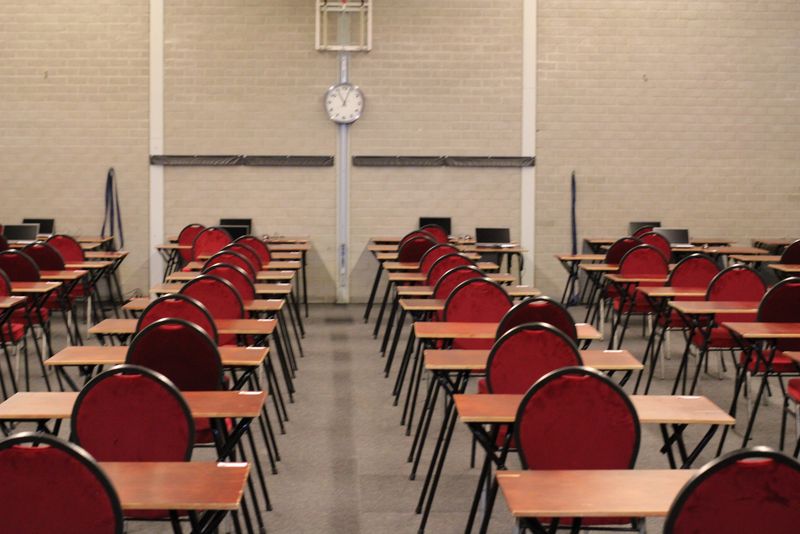 sala curs, clasa goala, banci si scaune