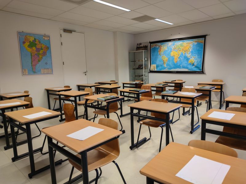 sala de clasa goala, harta 