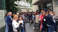 Elevi și părinți care privesc tabelul cu rezultatele de la Evaluarea Națională