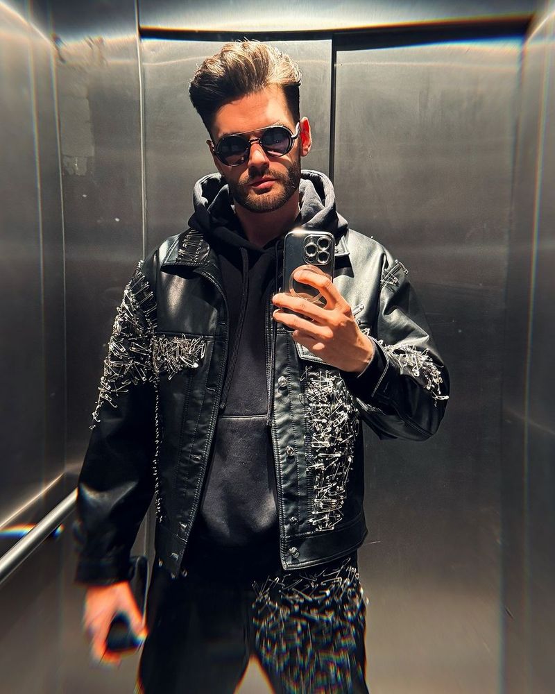 Edward Sanda în lift, în timp ce își face selfie edward sanda