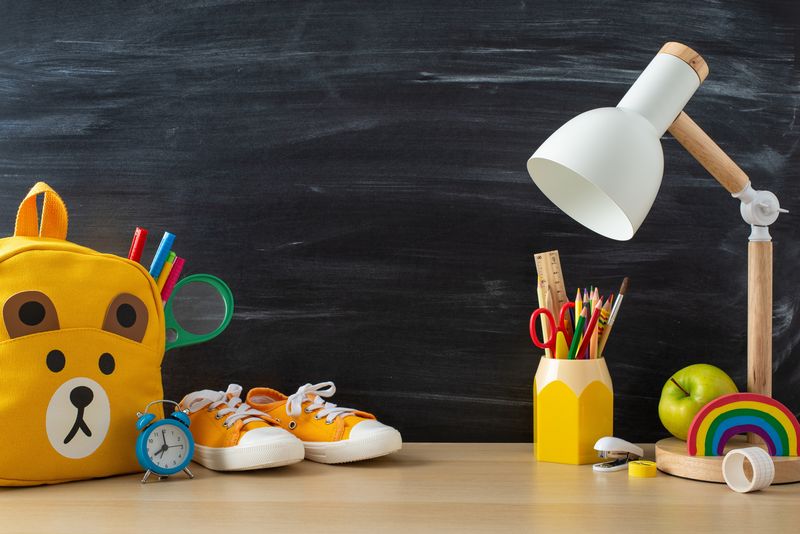 ghiozdan, lampa, creioane, obiecte preșcolar